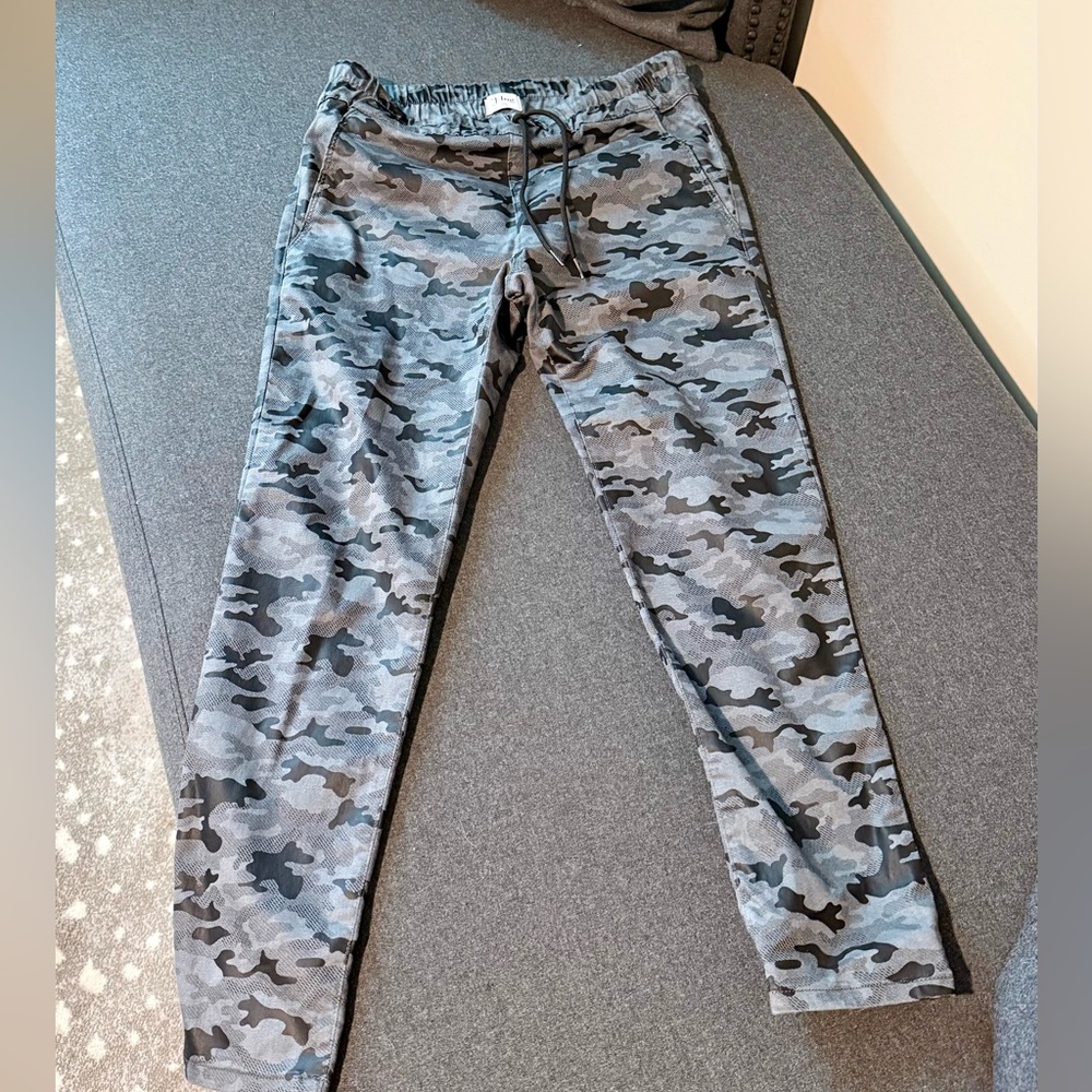 Bevy Flog Shely in grey camo
